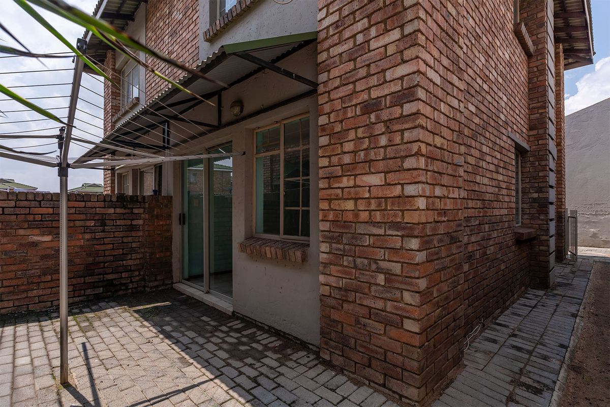 Located in the desirable area of Edleen, Kempton Park, this unit is situated on Modderfontein Road, - Photo 3