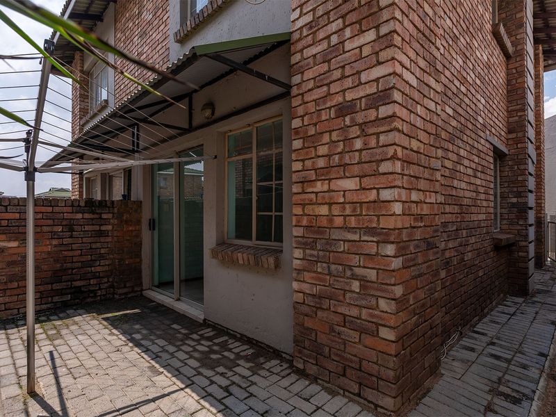 Located in the desirable area of Edleen, Kempton Park, this unit is situated on Modderfontein Road, - Photo 3