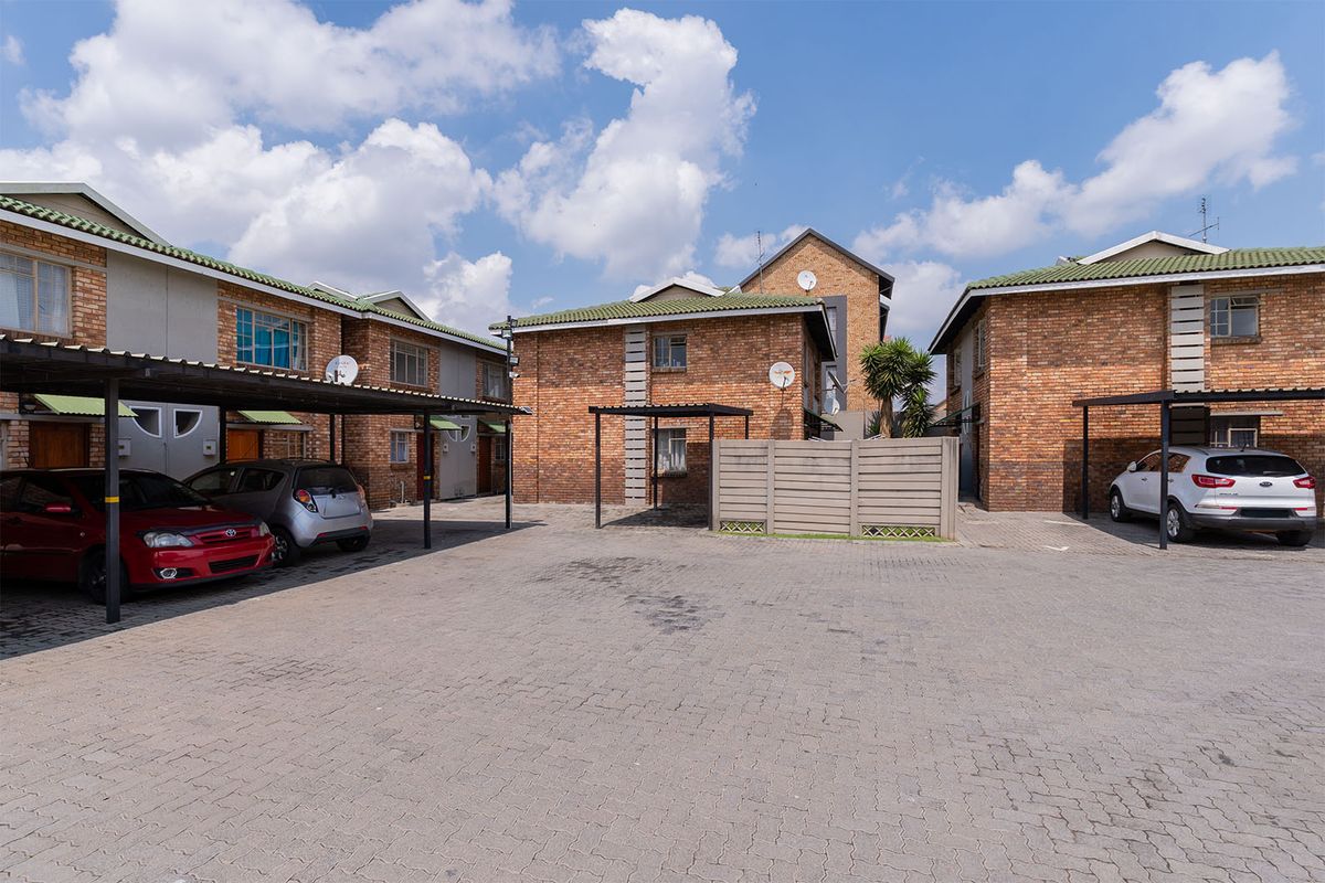 Located in the desirable area of Edleen, Kempton Park, this unit is situated on Modderfontein Road, - Photo 5