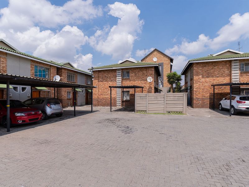 Located in the desirable area of Edleen, Kempton Park, this unit is situated on Modderfontein Road, - Photo 5