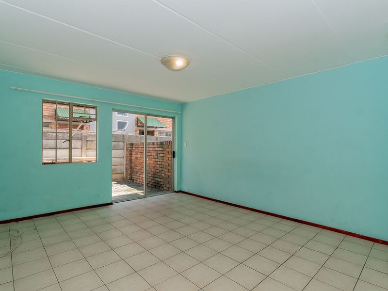 Located in the desirable area of Edleen, Kempton Park, this unit is situated on Modderfontein Road, - Photo 6