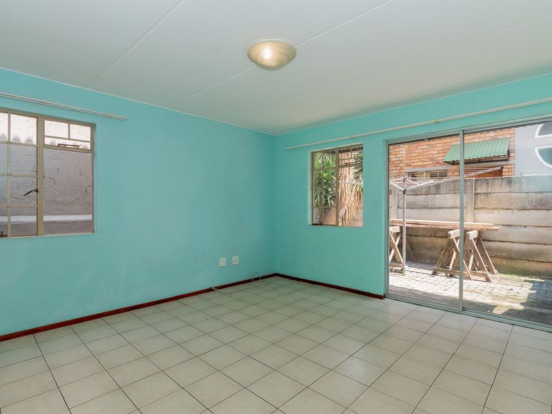 Located in the desirable area of Edleen, Kempton Park, this unit is situated on Modderfontein Road, - Photo 7