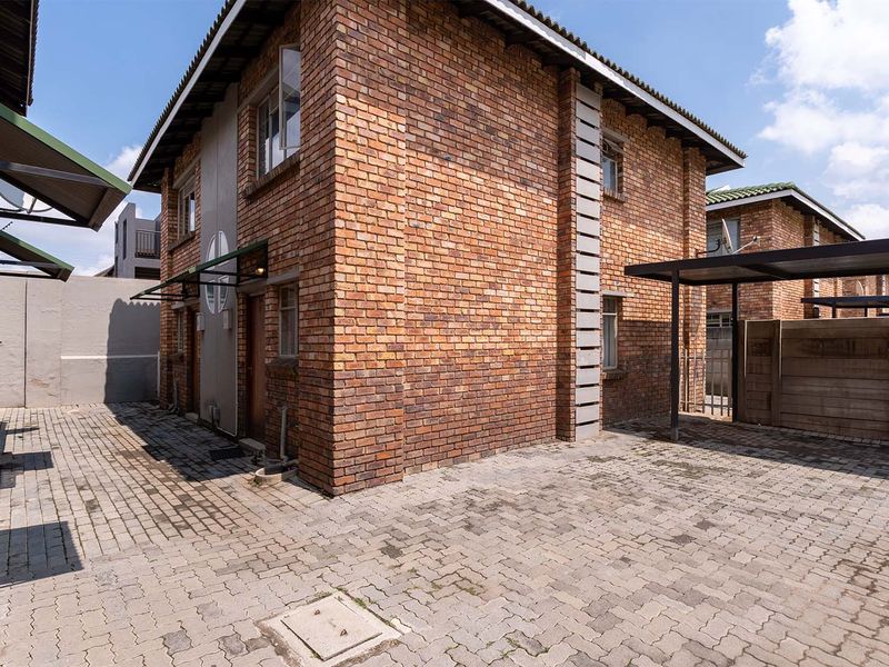 Located in the desirable area of Edleen, Kempton Park, this unit is situated on Modderfontein Road, - Photo 4