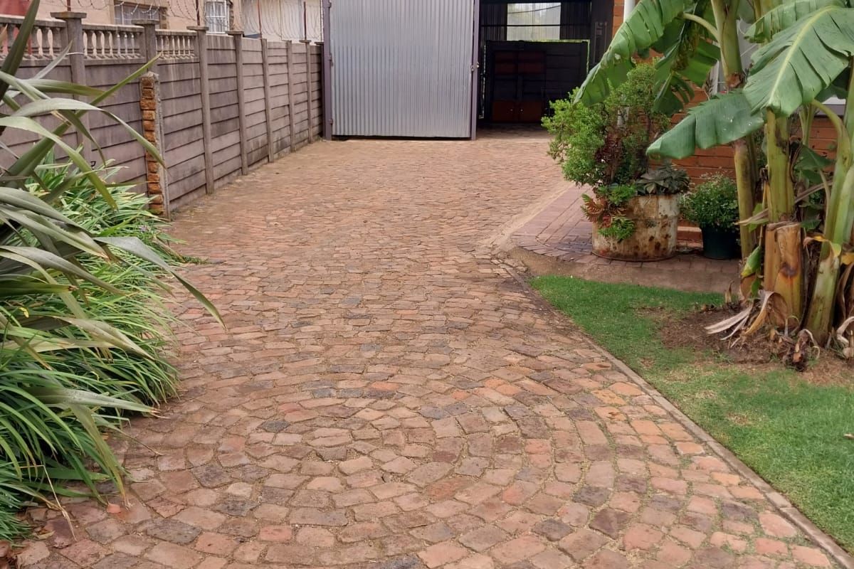 High-Yield Investment Opportunity in Delmas! 4 Bed Main + 2 Bed cottage + 1 bed cottage - Photo 4