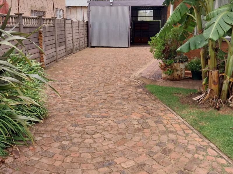 High-Yield Investment Opportunity in Delmas! 4 Bed Main + 2 Bed cottage + 1 bed cottage - Photo 4