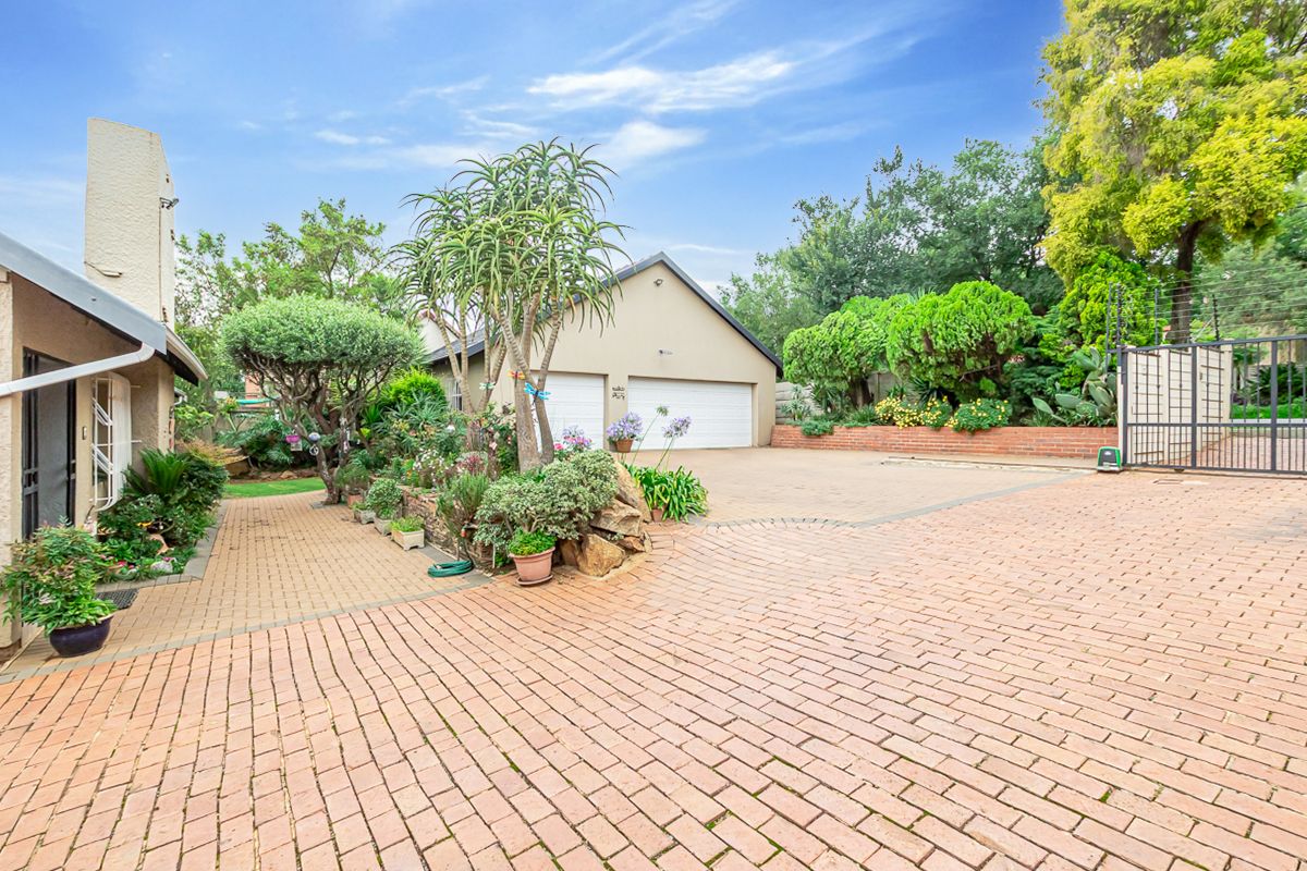 4 Bedroom House in Linden - Photo 3