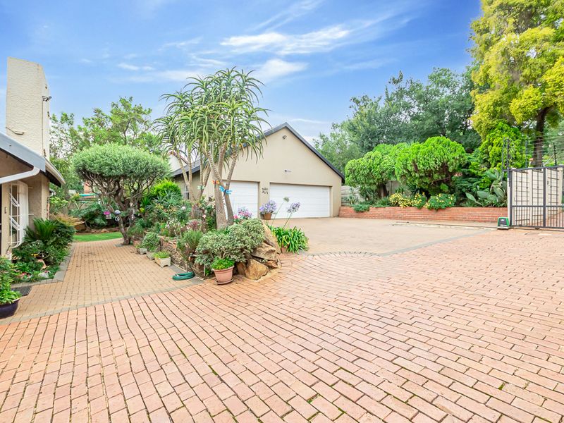 4 Bedroom House in Linden - Photo 3