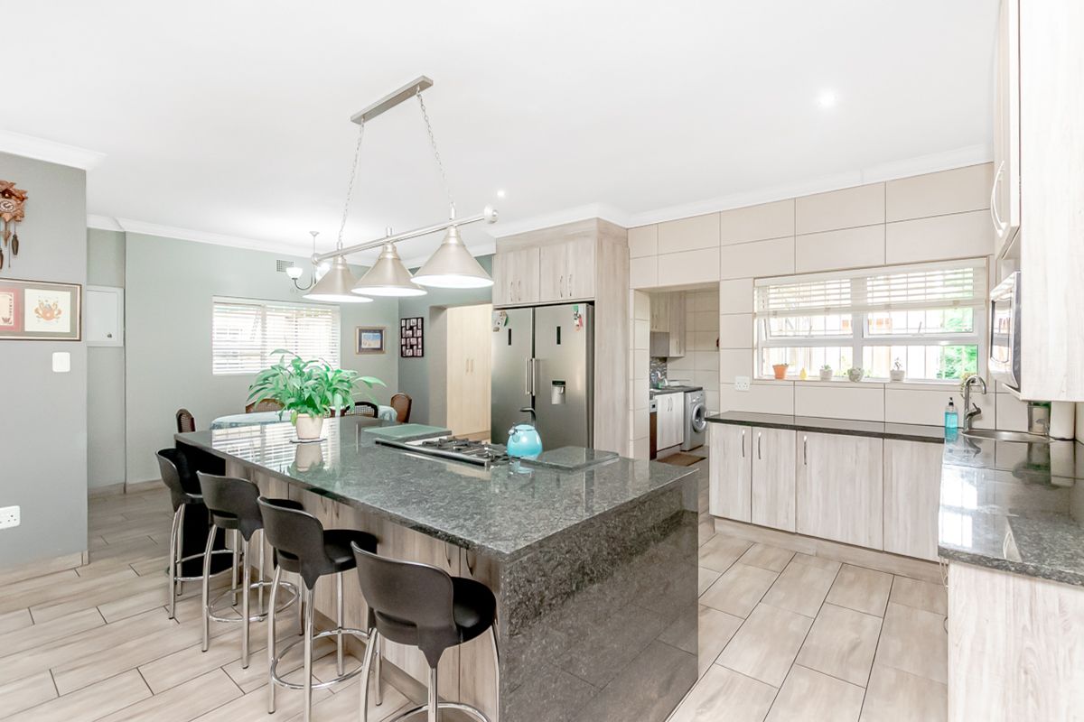 4 Bedroom House in Linden - Photo 5