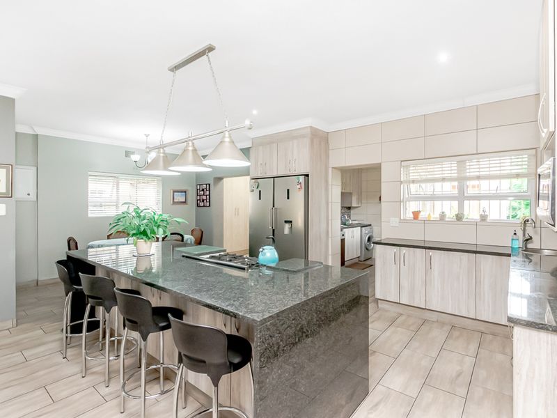 4 Bedroom House in Linden - Photo 5