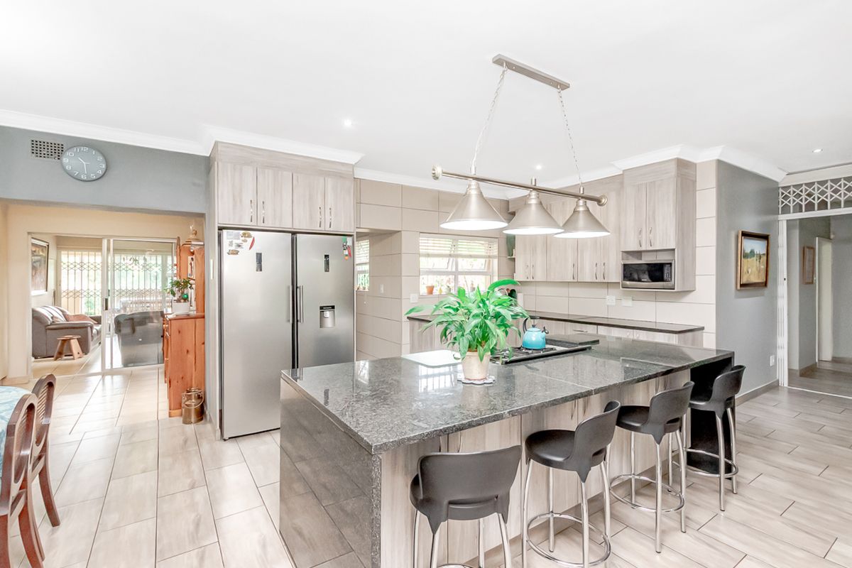 4 Bedroom House in Linden - Photo 4