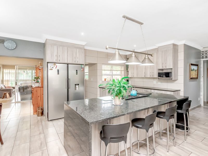 4 Bedroom House in Linden - Photo 4