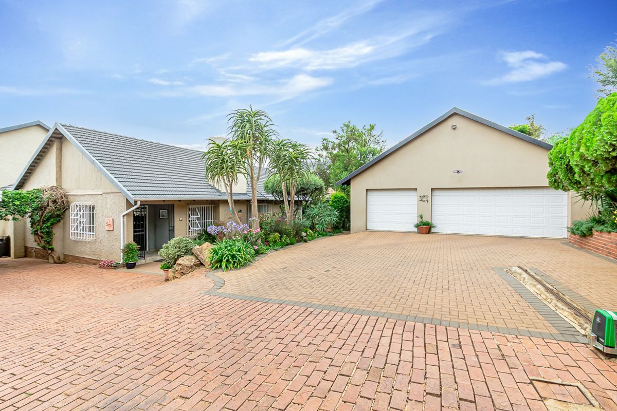 4 Bedroom House in Linden - Photo 2