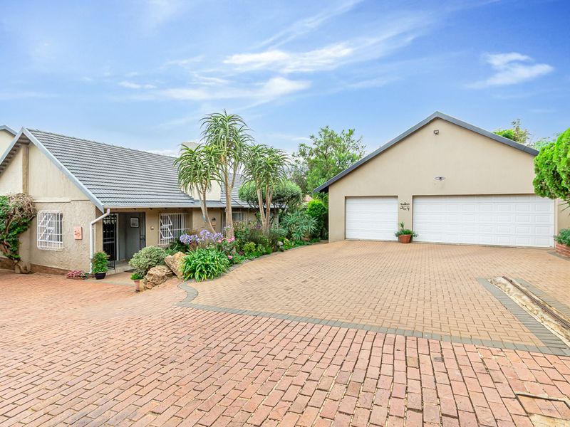 4 Bedroom House in Linden - Photo 2