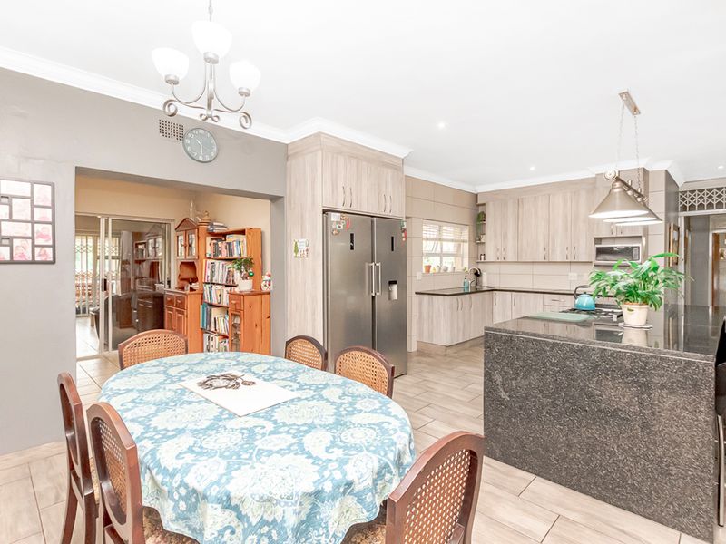 4 Bedroom House in Linden - Photo 10