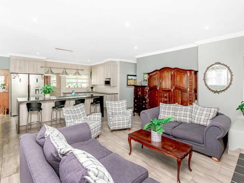 4 Bedroom House in Linden - Photo 8