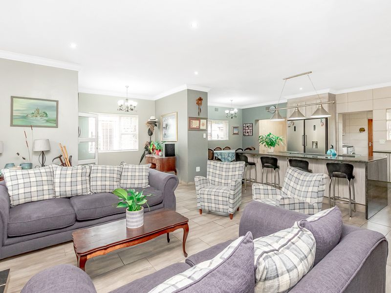 4 Bedroom House in Linden - Photo 7