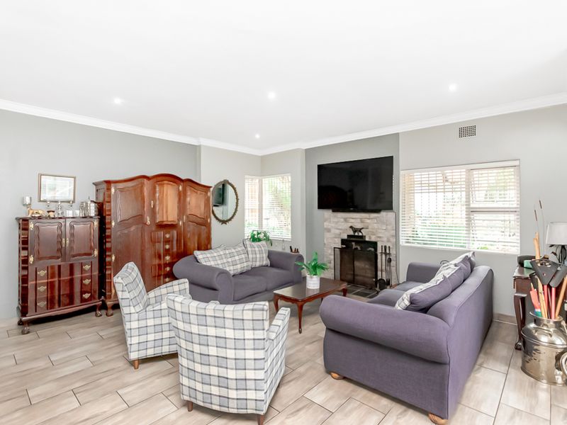 4 Bedroom House in Linden - Photo 9