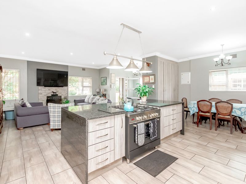 4 Bedroom House in Linden - Photo 6