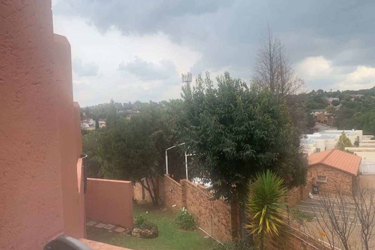 Large 2 bedroom unit Ridgeway - Photo 2