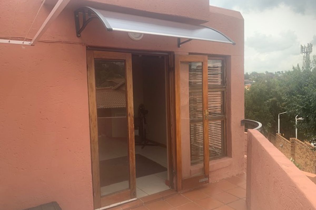 Large 2 bedroom unit Ridgeway - Photo 3