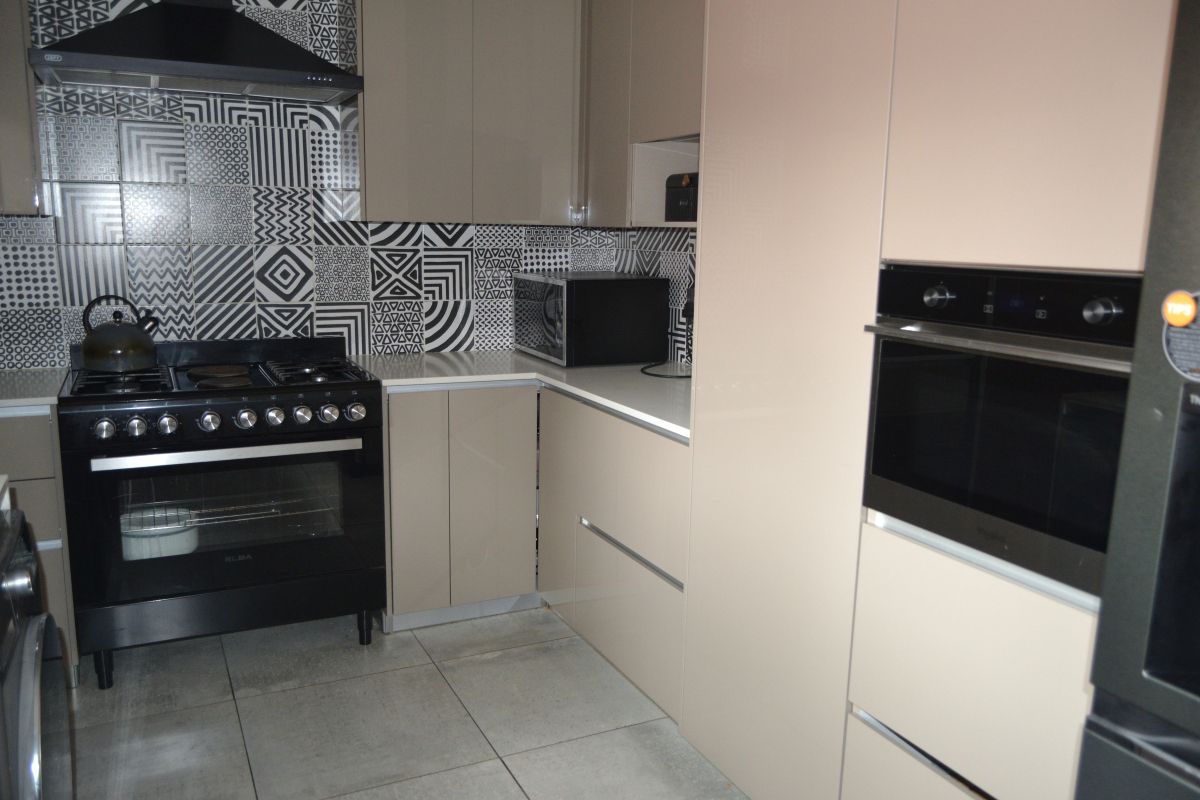 Stunning Modern 3-Bedroom Home for Sale - Photo 3