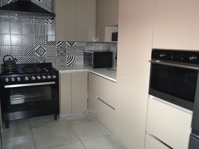 Stunning Modern 3-Bedroom Home for Sale - Photo 3