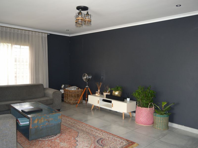 Stunning Modern 3-Bedroom Home for Sale - Photo 4