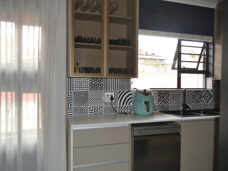 Stunning Modern 3-Bedroom Home for Sale - Photo 8