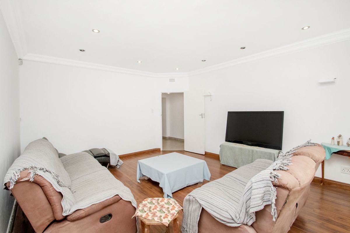 Spacious and Versatile Family Home to Rent - Photo 4