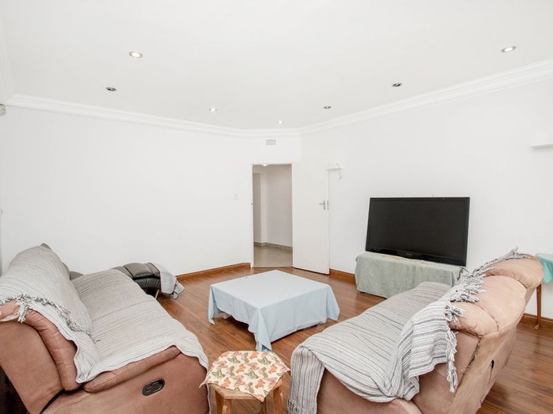 Spacious and Versatile Family Home to Rent - Photo 4