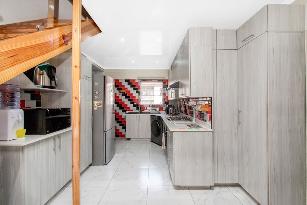 Beautifully Renovated Upstairs Apartment with Loft & Built-In Braai - Photo 4