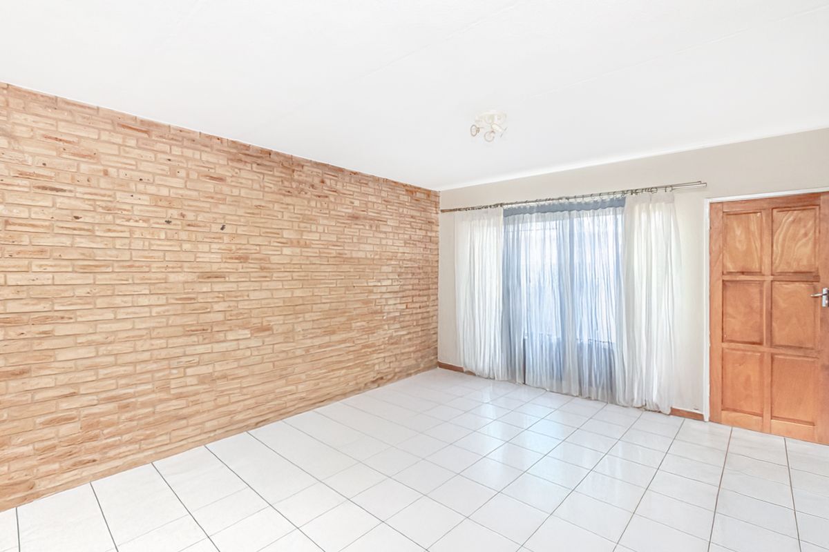 Spacious 2 bedroom townhouse in Noordheuwel! - Photo 3