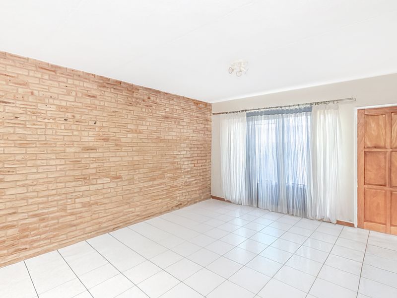 Spacious 2 bedroom townhouse in Noordheuwel! - Photo 3