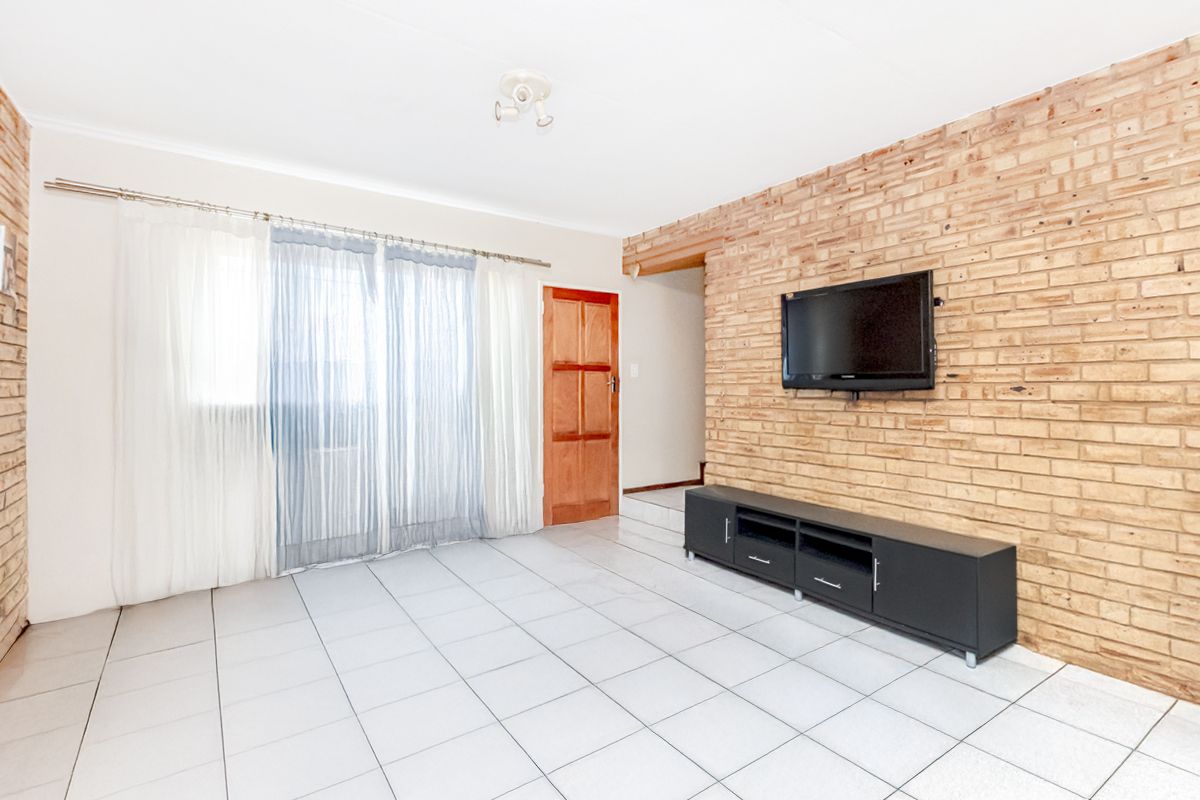 Spacious 2 bedroom townhouse in Noordheuwel! - Photo 4