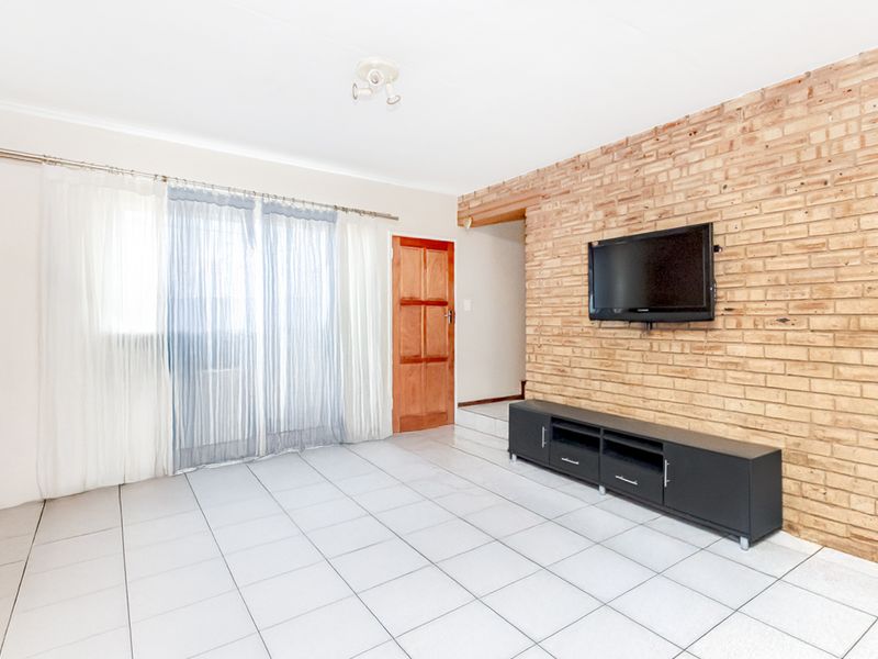 Spacious 2 bedroom townhouse in Noordheuwel! - Photo 4