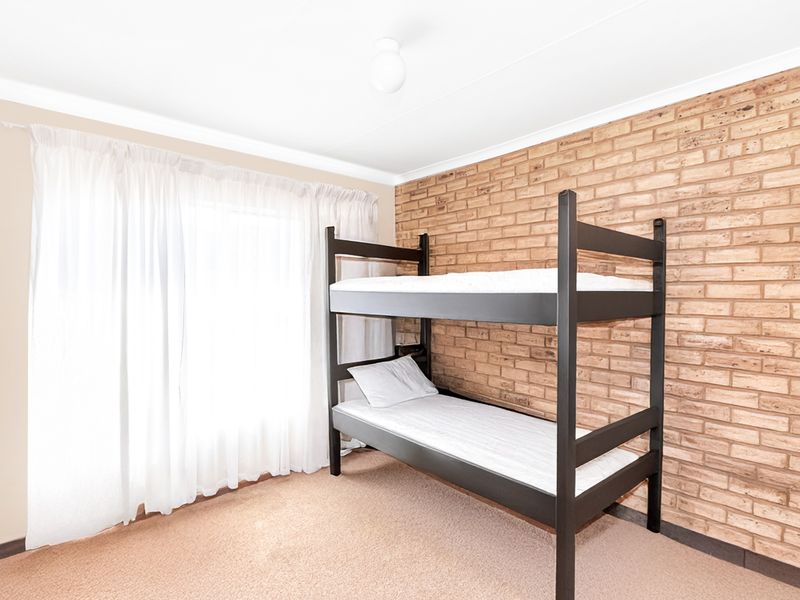 Spacious 2 bedroom townhouse in Noordheuwel! - Photo 9