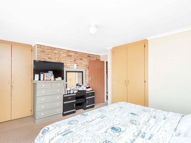 Spacious 2 bedroom townhouse in Noordheuwel! - Photo 8