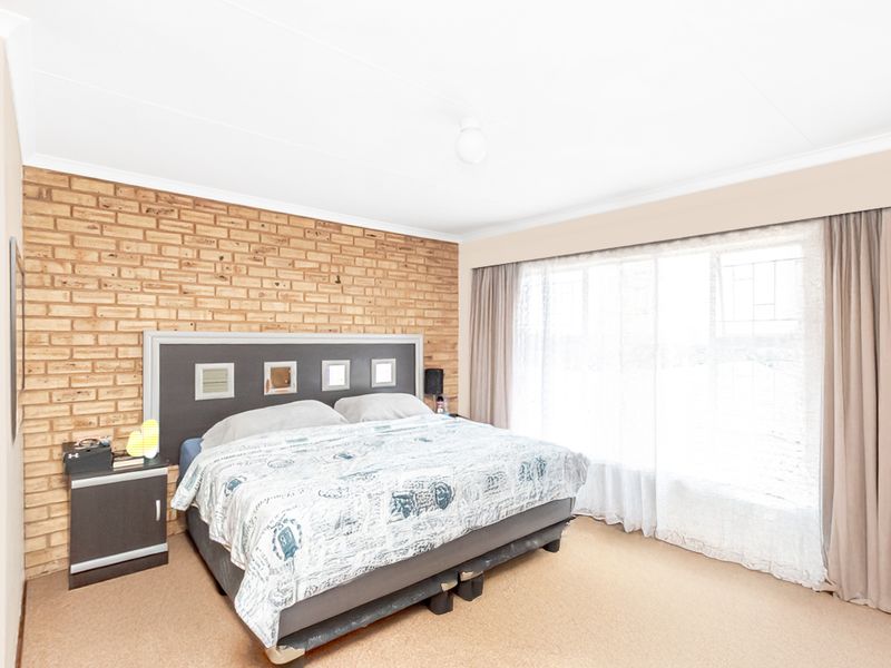 Spacious 2 bedroom townhouse in Noordheuwel! - Photo 7