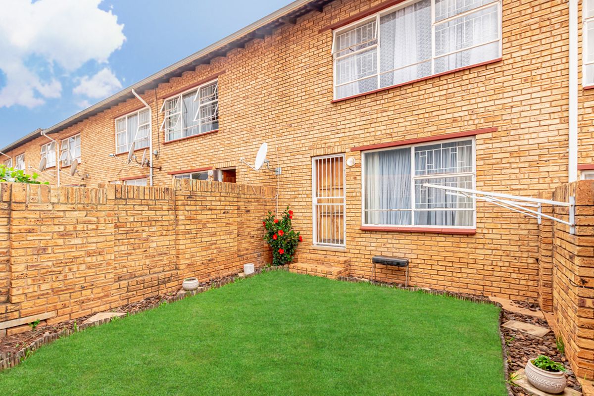 Spacious 2 bedroom townhouse in Noordheuwel! - Photo 2