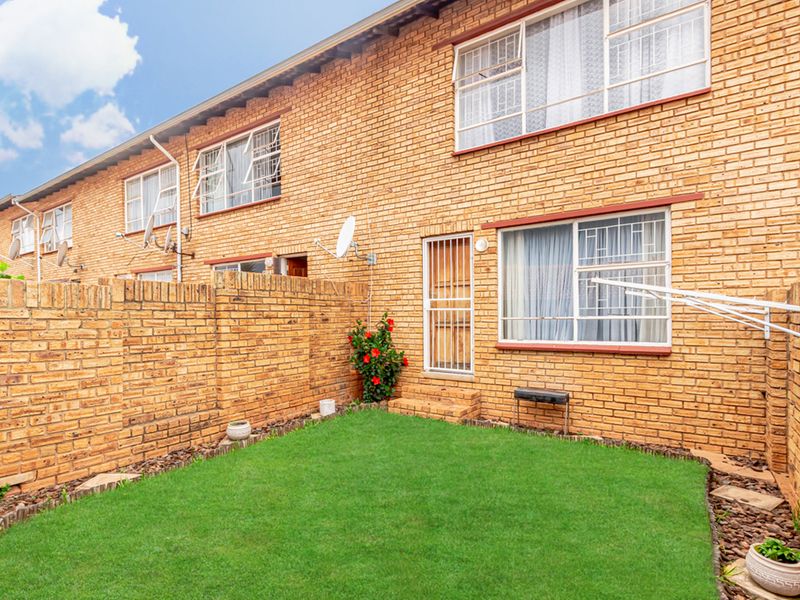 Spacious 2 bedroom townhouse in Noordheuwel! - Photo 2