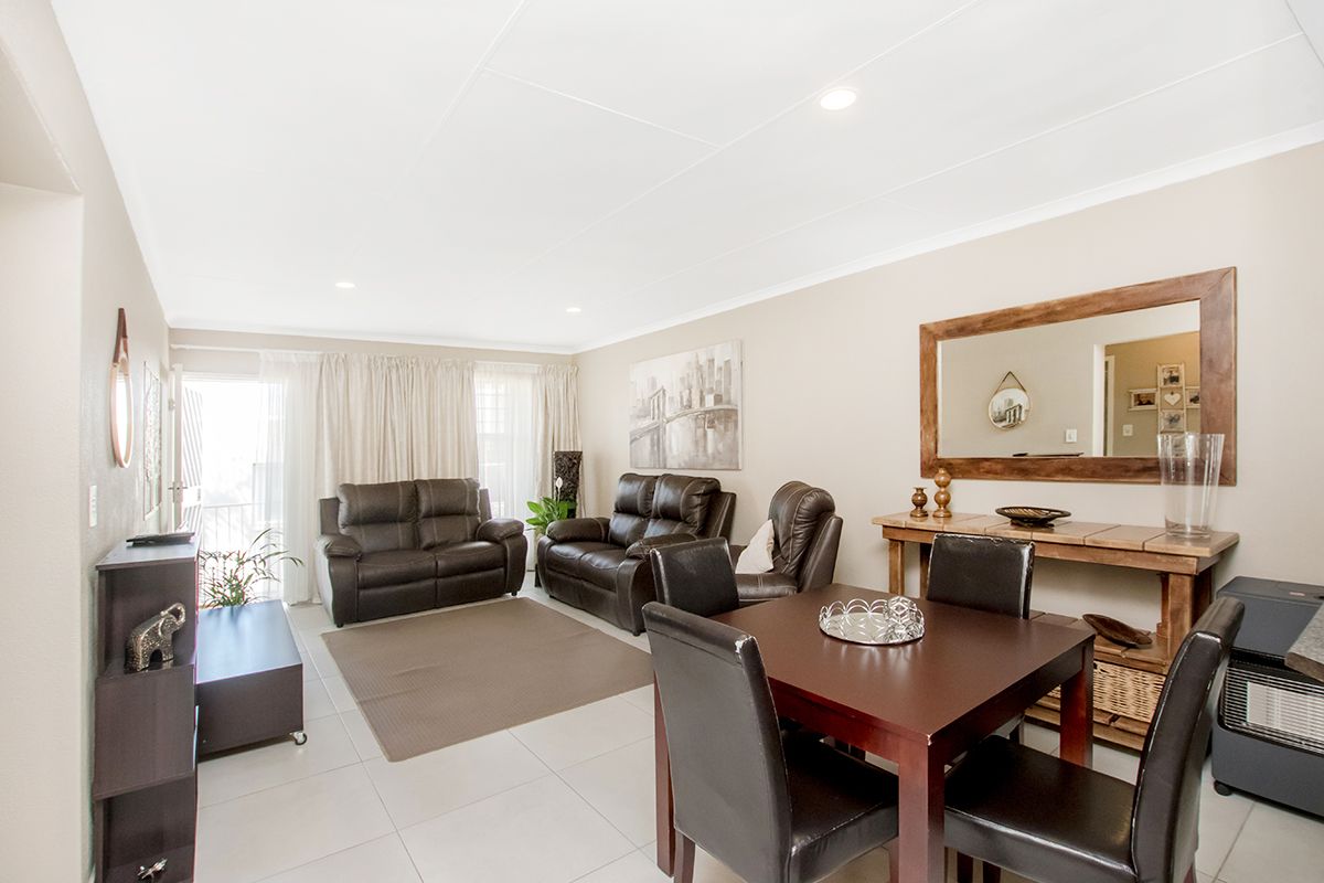 Beautifully Maintained Modern Townhouse in Sought-After Rangeview Ext. 4 - Photo 4