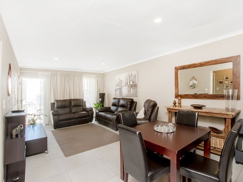 Beautifully Maintained Modern Townhouse in Sought-After Rangeview Ext. 4 - Photo 4