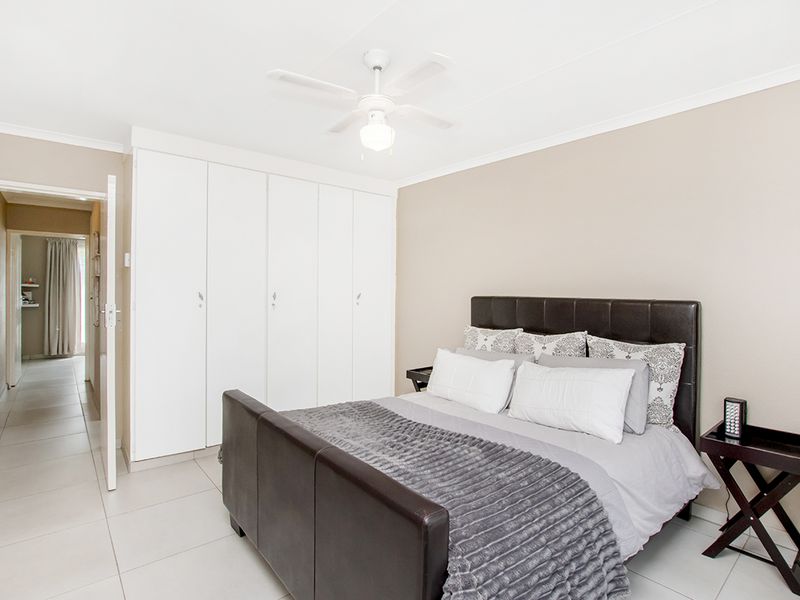 Beautifully Maintained Modern Townhouse in Sought-After Rangeview Ext. 4 - Photo 10