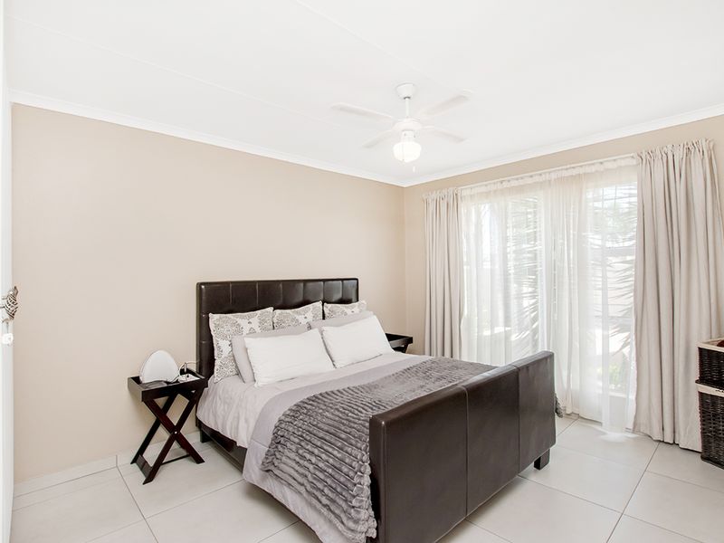 Beautifully Maintained Modern Townhouse in Sought-After Rangeview Ext. 4 - Photo 9