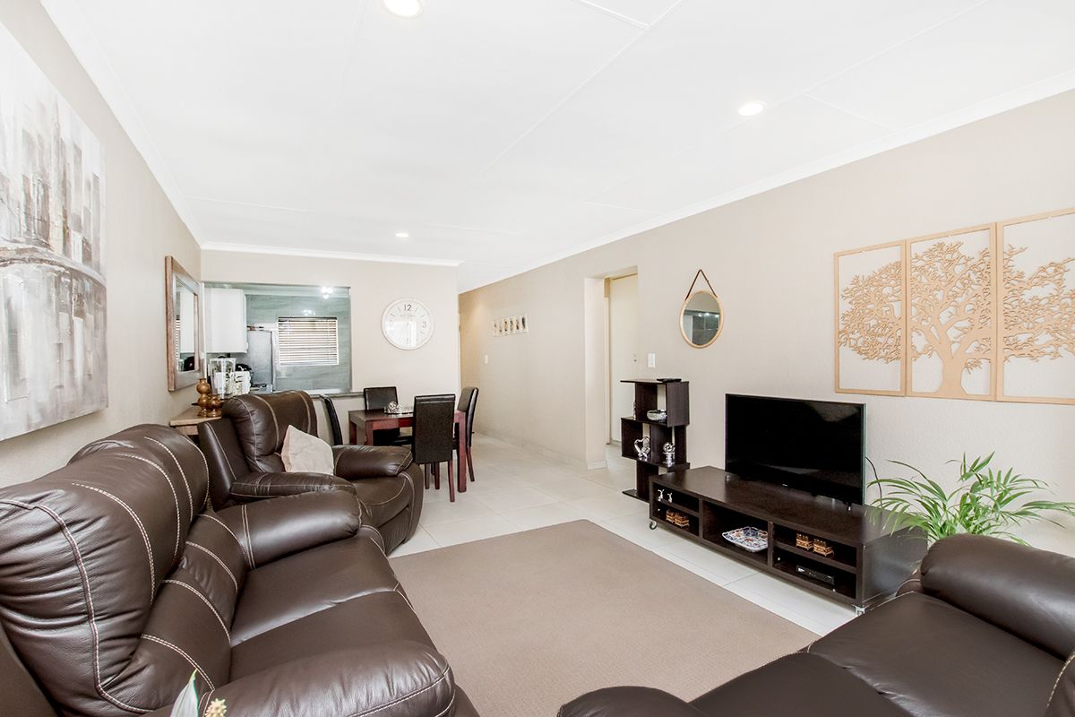 Beautifully Maintained Modern Townhouse in Sought-After Rangeview Ext. 4 - Photo 2