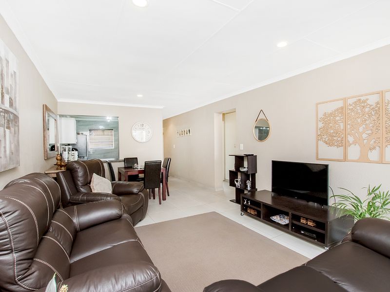 Beautifully Maintained Modern Townhouse in Sought-After Rangeview Ext. 4 - Photo 2