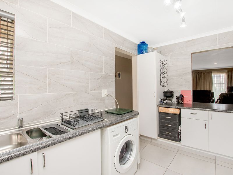 Beautifully Maintained Modern Townhouse in Sought-After Rangeview Ext. 4 - Photo 7