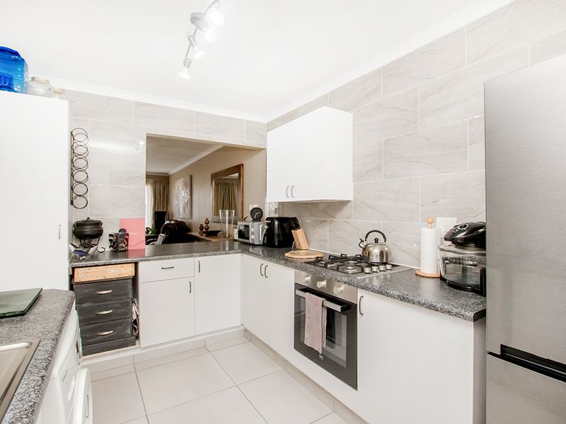 Beautifully Maintained Modern Townhouse in Sought-After Rangeview Ext. 4 - Photo 6