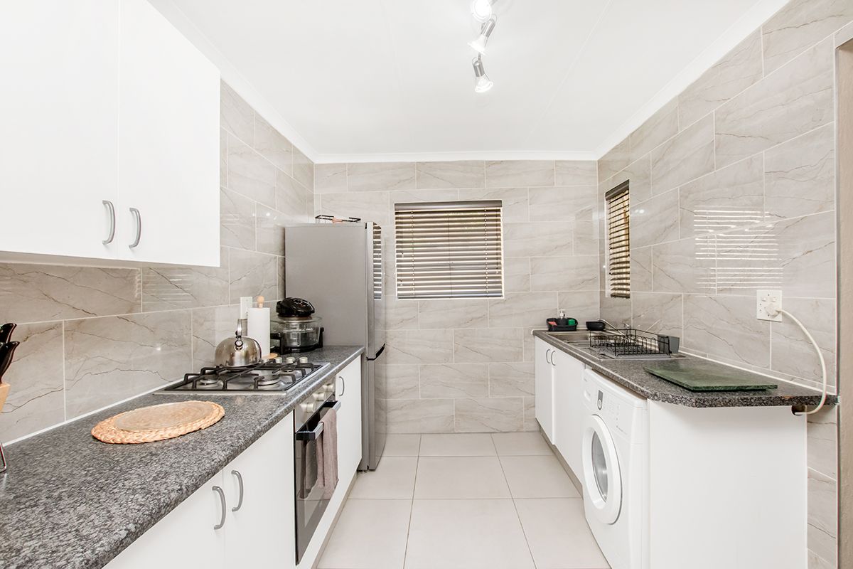 Beautifully Maintained Modern Townhouse in Sought-After Rangeview Ext. 4 - Photo 5