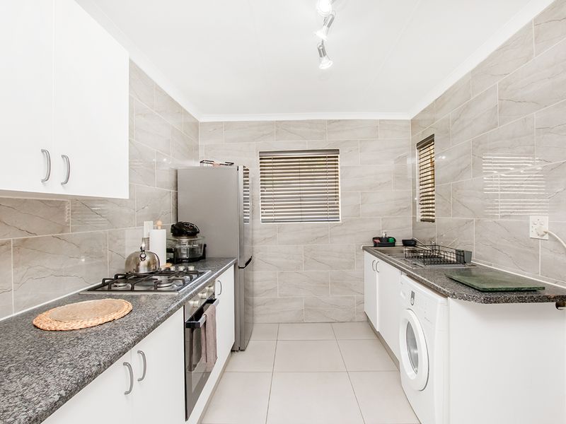 Beautifully Maintained Modern Townhouse in Sought-After Rangeview Ext. 4 - Photo 5